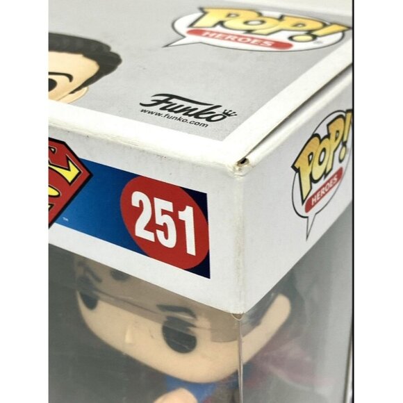 Funko Pop! Superman 251 Specialty Series Vinyl Figure With Protector - Picture 9 of 16